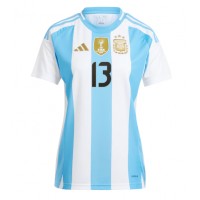 Camisa de Futebol Argentina Cristian Romero #13 Equipamento Principal Mulheres Copa America 2024 Manga Curta